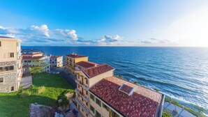Complejo de edificios costeros con varios balcones con vistas al mar.