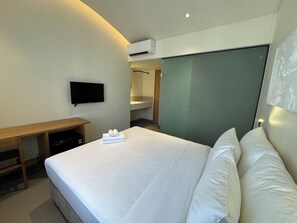 Quarto casal básico | Escrivaninha, Wi-Fi de cortesia