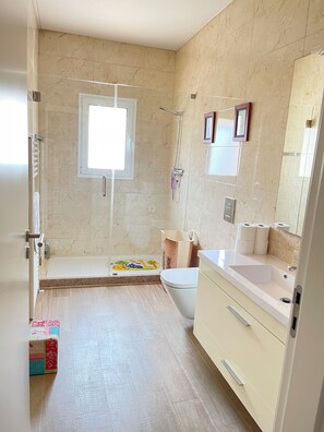 Shower, hair dryer, bidet, towels