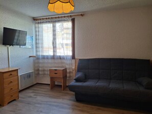 TV - 19m² Studio for 3 in Saint-François-Longchamp (Unknown)
