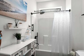 Douche, séchoir à cheveux, serviettes fournies, shampooing