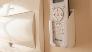 A wall-mounted Hisense thermostat with a digital display and control buttons. - HOSTAL AGORA (Novetlè)
