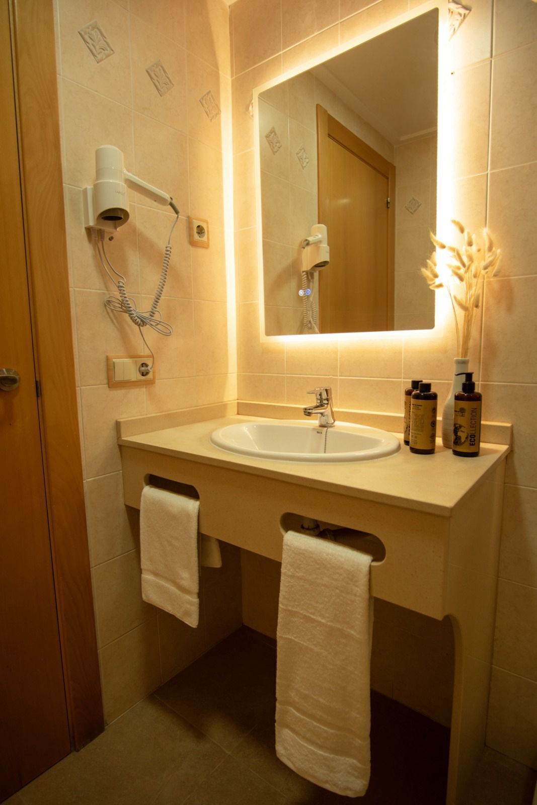 Een douche, een haardroger, handdoeken, zeep