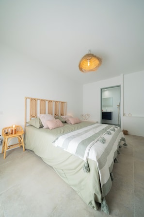 3 chambres, fer et planche à repasser, lit de bébé portatif