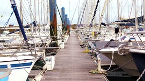 Ein Hafen mit zahlreichen Booten, die ordentlich in Reihen liegen.