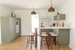 Réfrigérateur, four à micro-ondes, un four, surface de cuisson