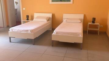 Habitación cuádruple superior, Aire acondicionado, vistas parciales al mar | Wifi gratis y ropa de cama