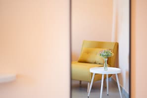 Quarto quádruplo superior, ar-condicionado, vista parcial para o oceano | Wi-Fi de cortesia, roupa de cama