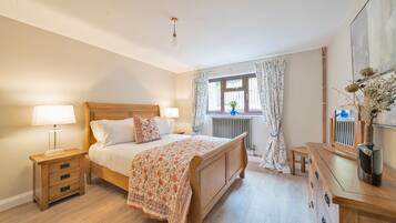 3 bedrooms, desk, travel cot, Internet