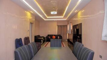 Penthouse, Balkon, Blick auf den Innenhof | Wohnzimmer