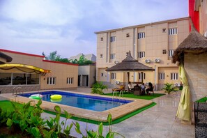 Bar en bord de piscine