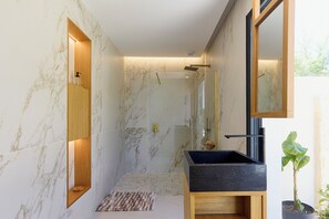 Regadera, toallas, papel de baño 