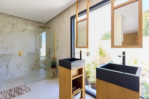 Regadera, toallas, papel de baño 
