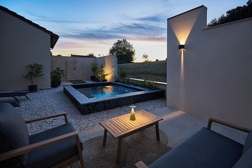 Villa Louhanga | Private Pool | Near Castle