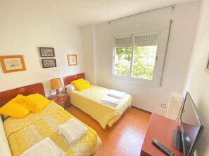 3 bedrooms, WiFi, bed sheets - Beach apartment, in front of the sea! (Caldes d'Estrac)