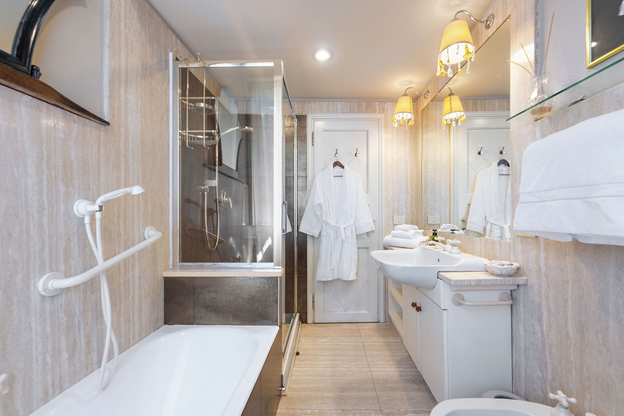 Deluxe-Villa, Gartenblick | Badezimmer | Kostenlose Toilettenartikel, Hausschuhe, Handtücher, Seife