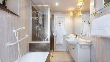 Deluxe-Villa, Gartenblick | Badezimmer | Kostenlose Toilettenartikel, Hausschuhe, Handtücher, Seife