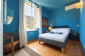Villa Deluxe, vista al jardín | Ropa de cama hipoalergénica, edredón y escritorio