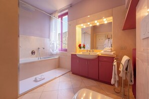 Villa – deluxe, hageutsikt | Bad | Toalettartikler (inkludert), tøfler, håndklær og såpe