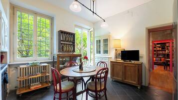 Peti sejuk/penyejuk beku saiz penuh, ketuhar gelombang mikro, ketuhar