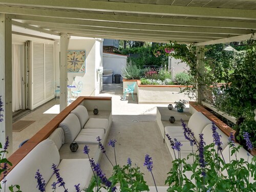 Wonderful private villa for 10 people with WIFI, A/C, TV, patio and pets allowed