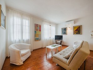 TV - Lovely apartment for 5 people with WIFI, A/C, TV and balcony (Camaiore)
