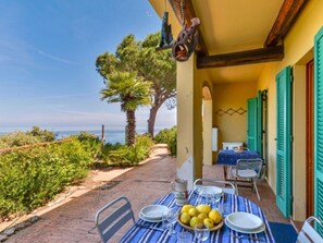 Outdoor dining - Stunning  villa for 5 people with private pool, terrace and pets allowed (Marciana)