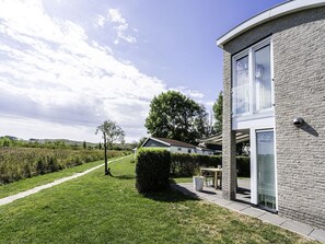 Outdoor dining - Lovely apartment in villa for 4 guests with WIFI, TV, terrace and pets allowed (Veere)