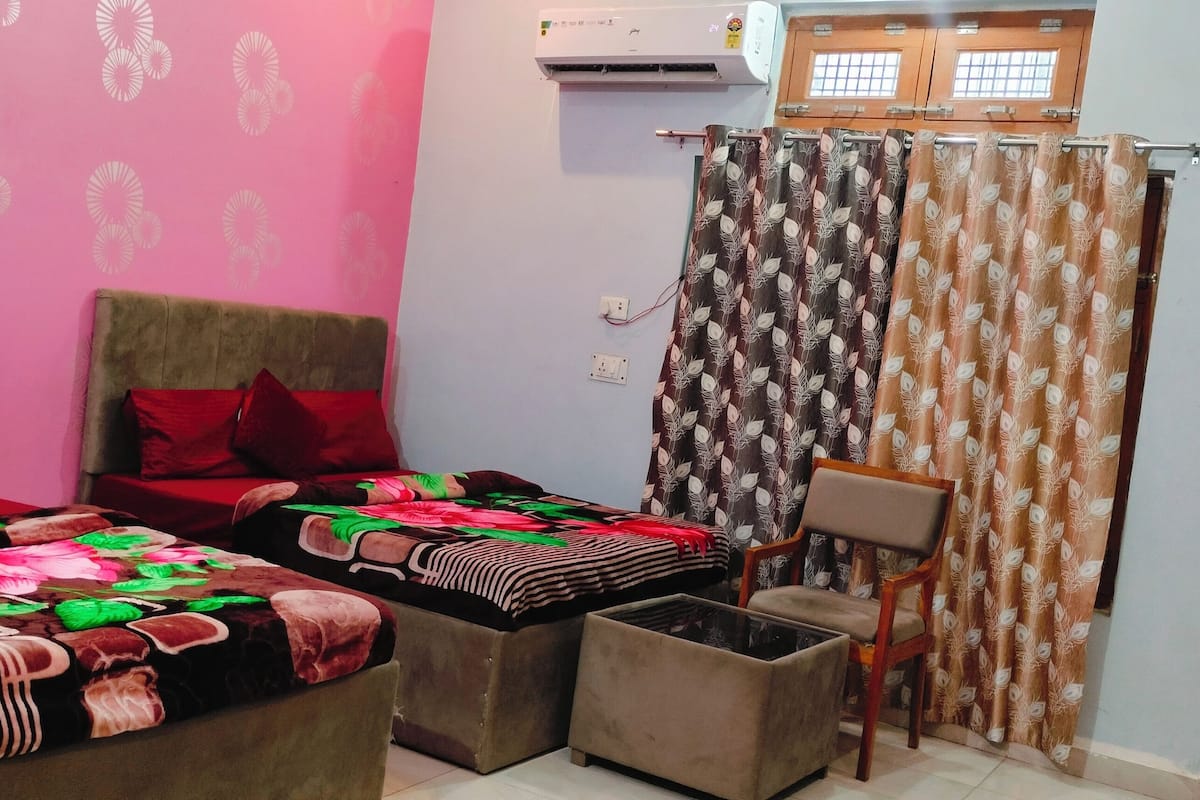 Classic Triple Room, Balcony, City View | Meja, ruang kerja komputer riba, Wi-fi percuma