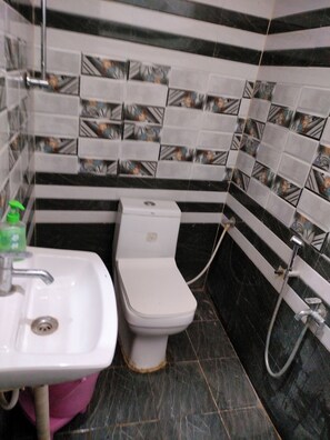 Douche, articles de toilette gratuits, serviettes fournies, savon