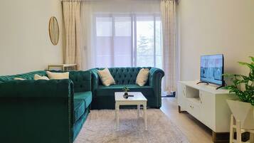 Apartment, 1 Bedroom, Accessible, Smoking | Living room | Books