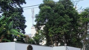 Une entrée fermée par un portail, sur laquelle est apposée une plaque indiquant : « LÉO RESIDENCES ».
