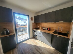 Kylskåp, mikrovågsugn, ugn och spishäll