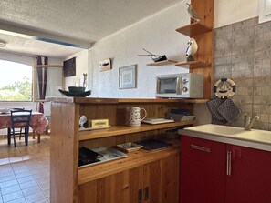 Fridge, microwave, stovetop, dishwasher - 2-room apartment with sea view and air conditioning in Banyuls-sur-Mer (Cerbère)