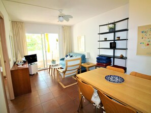 TV - Cozy Apartment with Saltwater Pool, Near Beach & Nature Park, Dog-Friendly, Free Wi-Fi (Roses)