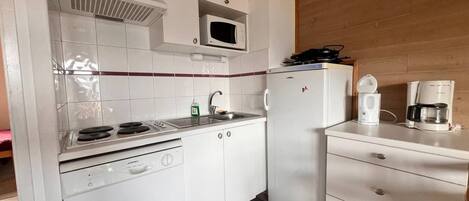 Mikrowelle, Wasserkocher mit Kaffee-/Teezubehör