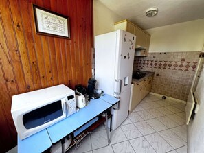 Réfrigérateur, micro-ondes, plaque de cuisson, cafetière/bouilloire