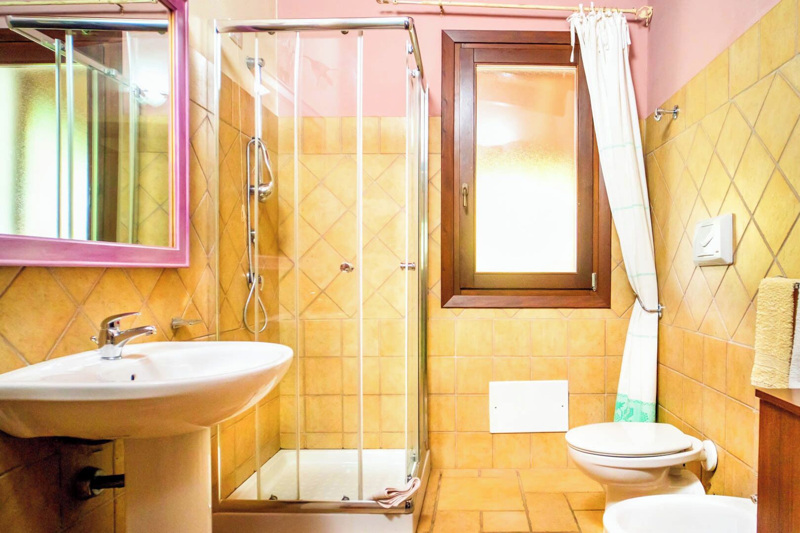 Căn hộ, sân hiên, quang cảnh sân vườn | Phòng tắm