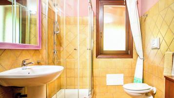 Căn hộ, sân hiên, quang cảnh sân vườn | Phòng tắm