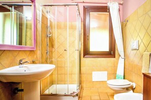 Apartment, Patio, Courtyard View | Bathroom