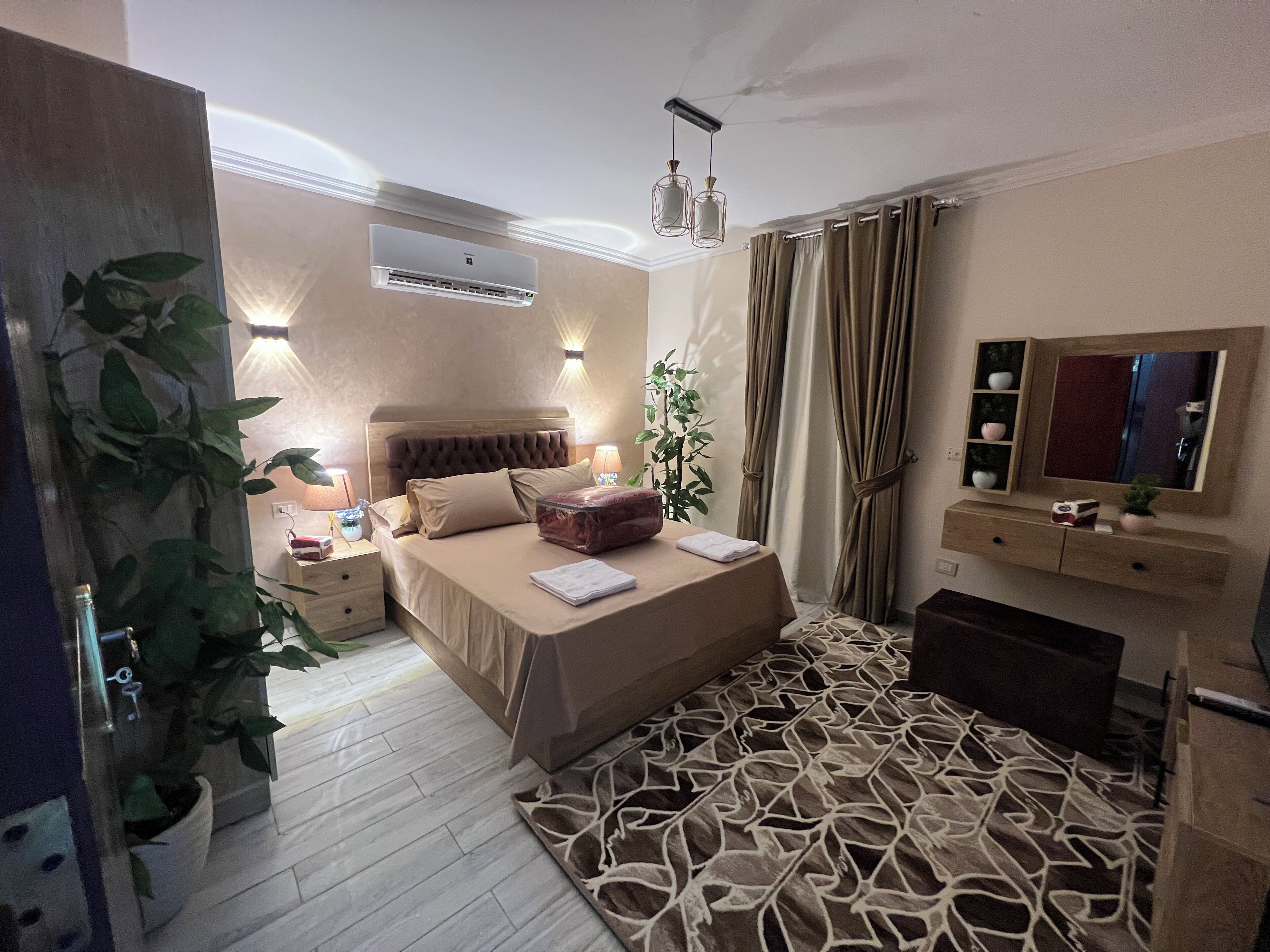 3 habitaciones, tabla de planchar con plancha, wifi y ropa de cama 