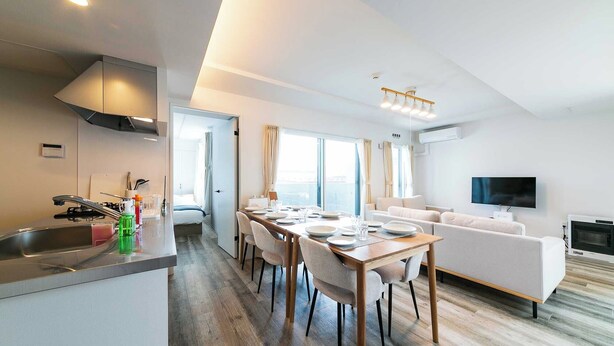 Un apartamento moderno y bien iluminado con cocina, comedor y sala de estar.