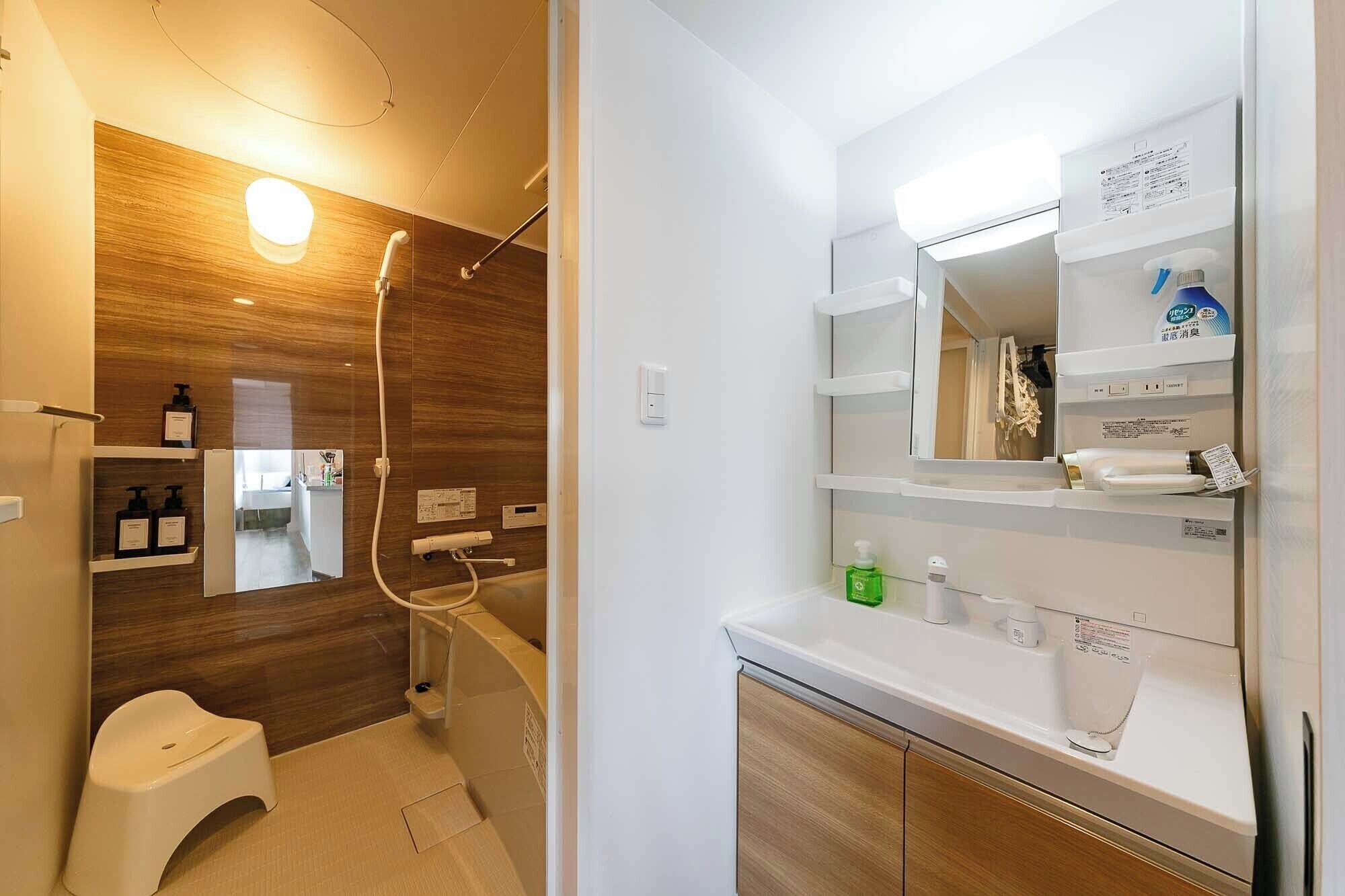 Combined shower/tub, hair dryer, towels, shampoo