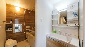 Combined shower/bathtub, hair dryer, towels, shampoo