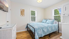 2 bedrooms, iron/ironing board, travel cot, WiFi - NEW! Modern 2BR Cottage in WW Crest - Sleeps 6 (Wildwood Crest)