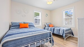 2 habitaciones, tabla de planchar con plancha, cuna de viaje y wifi 