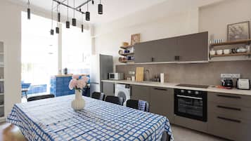 Coffee/tea maker, fridge, microwave, oven