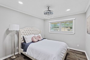 3 bedrooms, iron/ironing board, WiFi, bed sheets