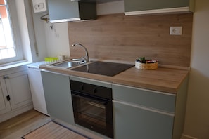 Réfrigérateur, four, plaque de cuisson, cafetière/bouilloire
