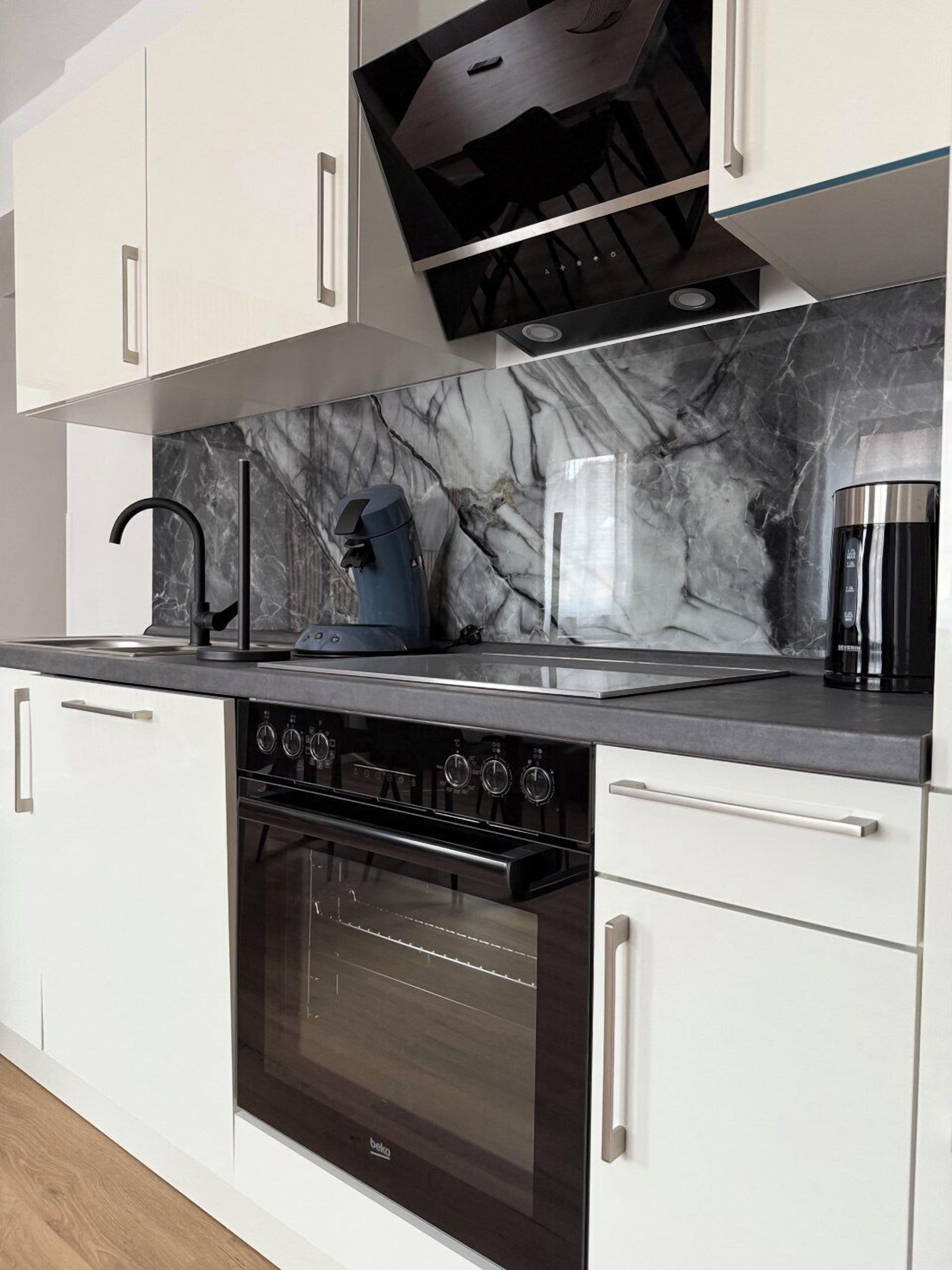 Frigorífic gran, microones, cafetera exprés i bullidora elèctrica 